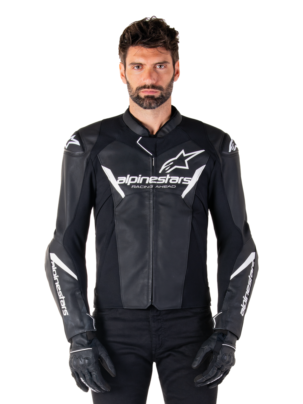 Veste en cuir Alpinestars Faster V3, veste de moto de course noire et blanche, avec logos blancs imposants et texte « Racing Ahead » sur la poitrine, design en cuir épuré avec détails angulaires sur les manches, portée avec des gants de course noirs