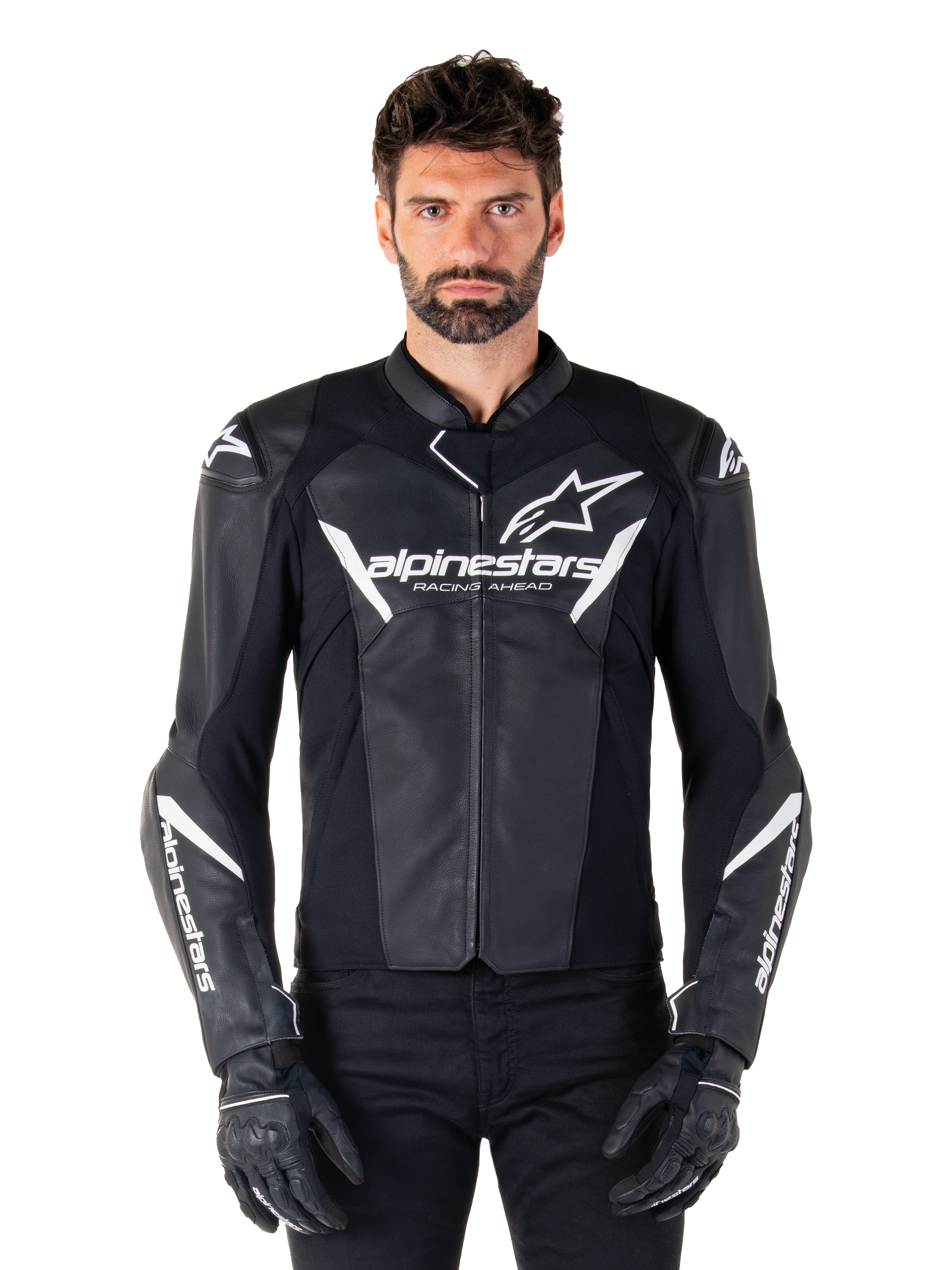 Veste en cuir Alpinestars Faster V3, veste de moto de course noire et blanche, avec logos blancs imposants et texte « Racing Ahead » sur la poitrine, design en cuir épuré avec détails angulaires sur les manches, portée avec des gants de course noirs