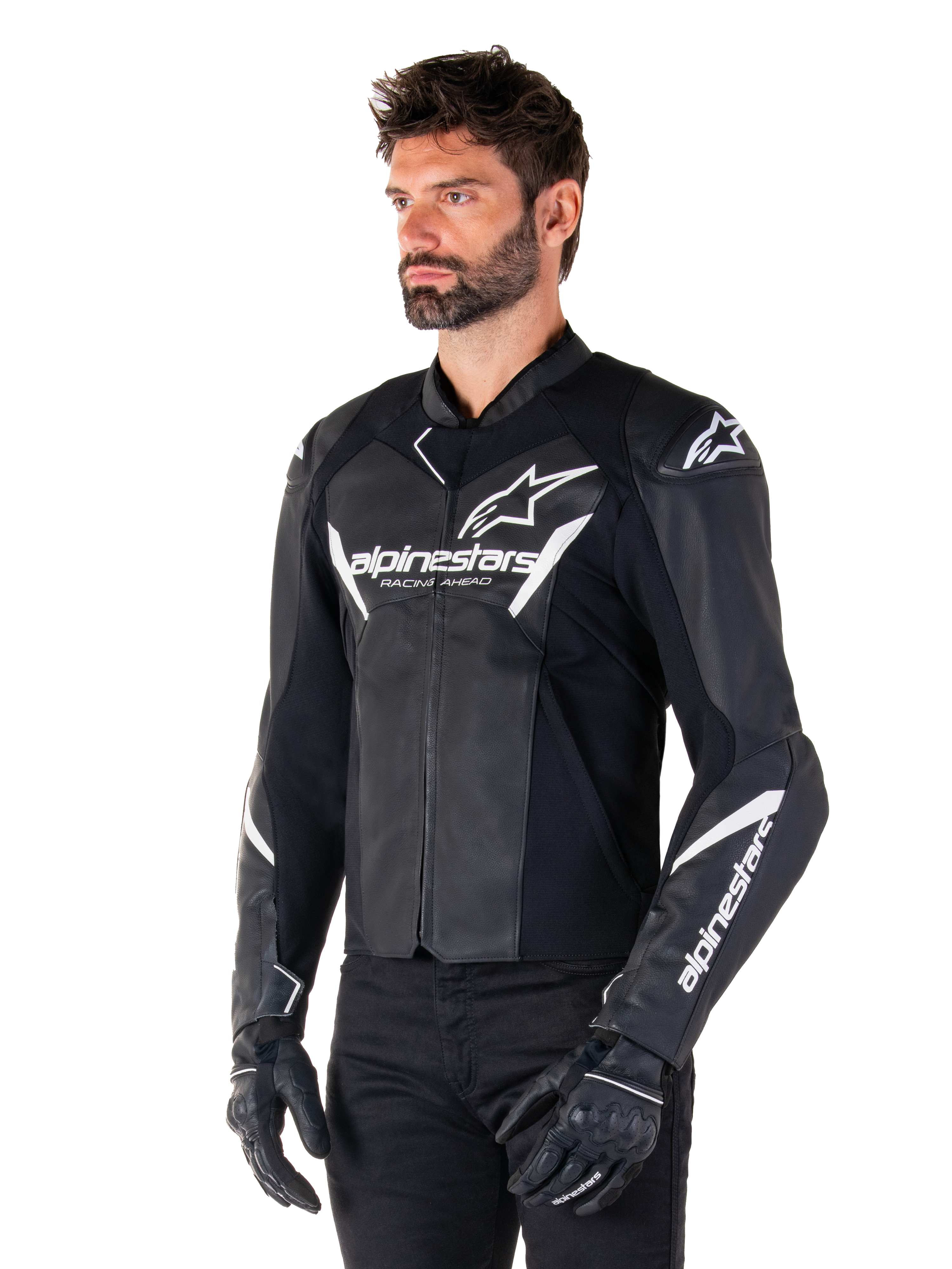 Veste en cuir Alpinestars Faster V3, veste de moto sport, noir et blanc, logo Alpinestars blanc proéminent et inscription « Racing Ahead » sur la poitrine, logos étoilés sur les épaules, construction en cuir premium avec panneaux extensibles, portée par un mannequin avec un pantalon et des gants noirs