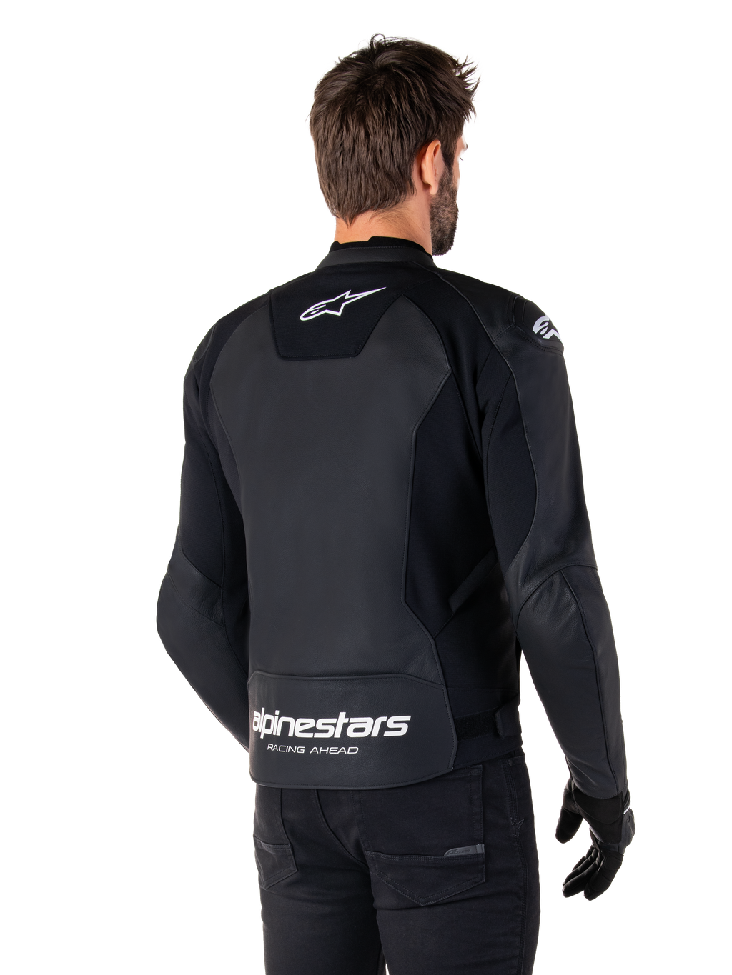 Veste en cuir Alpinestars Faster V3, noir et blanc, vue arrière sur un pilote, avec logo étoile blanc sur le haut du dos et grand marquage Alpinestars avec « Racing Ahead » sur le bas du dos, dos allongé pour une meilleure couverture, construction en cuir sport haut de gamme