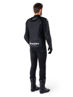 Veste en cuir Alpinestars Faster V3, vue de dos, noir et blanc, avec marquage 'alpinestars RACING AHEAD' sur le bas du dos, portée avec un pantalon et des bottes de moto noirs, veste de moto en cuir d'inspiration sportive avec panneaux extensibles