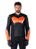 Blouson en cuir Alpinestars Faster V3 Airflow, blouson de moto de course, noir et rouge fluo, construction en cuir perforé avec des accents blancs et rouges, porté avec des gants noirs, équipement de performance pour la route