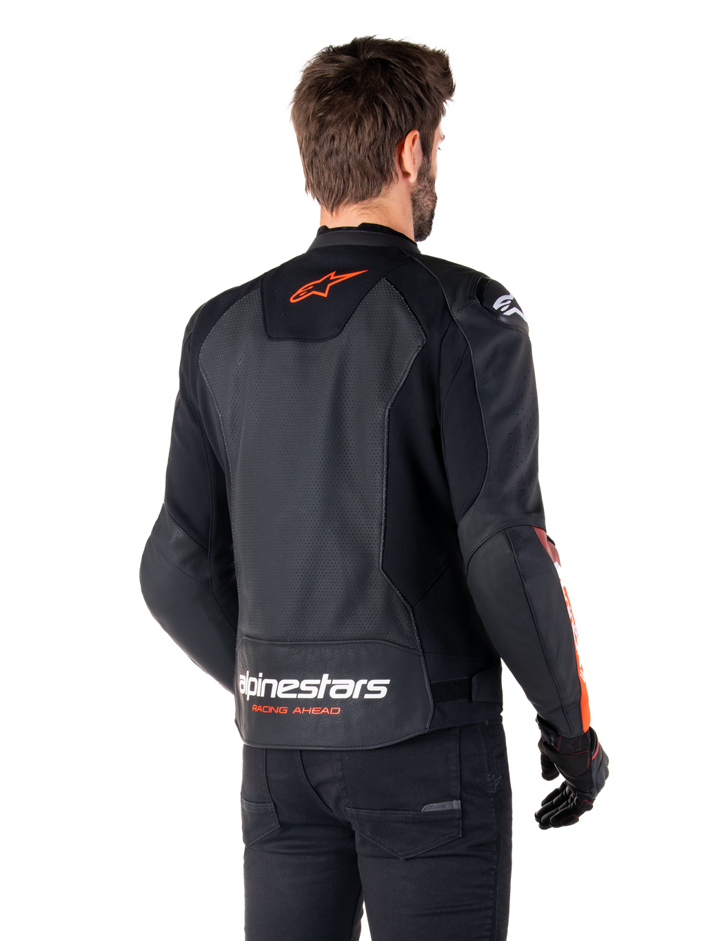 Veste en cuir Alpinestars Faster V3 Airflow, veste de moto sportive, noir et rouge fluo, vue de dos, avec panneaux en cuir perforé, logo Alpinestars rouge-orangé sur le haut du dos et marquage blanc sur le bas du dos, portée avec un pantalon et des gants noirs, style épuré dérivé de la course