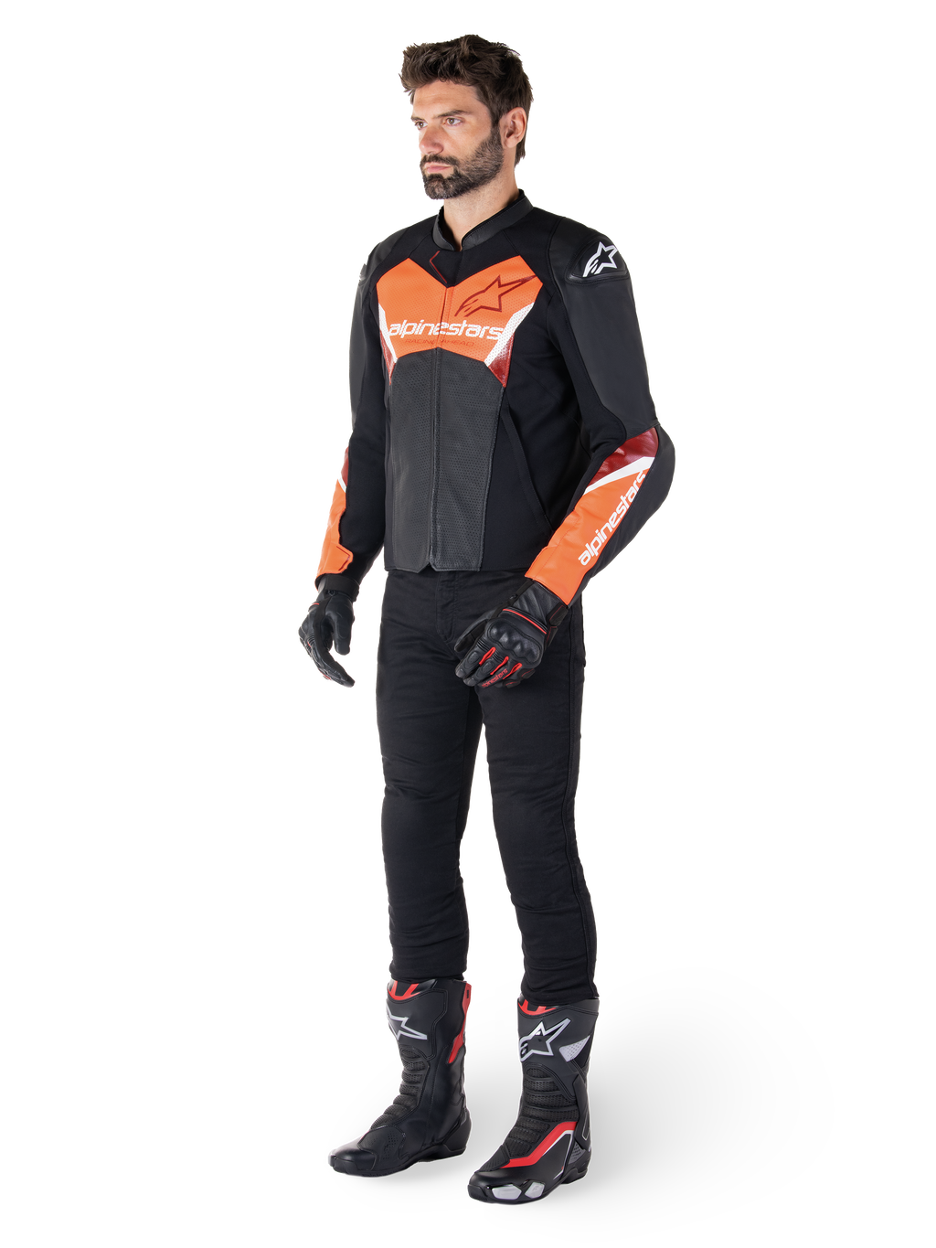 Veste en cuir Alpinestars Faster V3 Airflow, noir et rouge fluo, portée par un mannequin homme avec un pantalon de moto noir, des gants et des bottes de course, dotée d'un cuir perforé et d'une silhouette sportive.