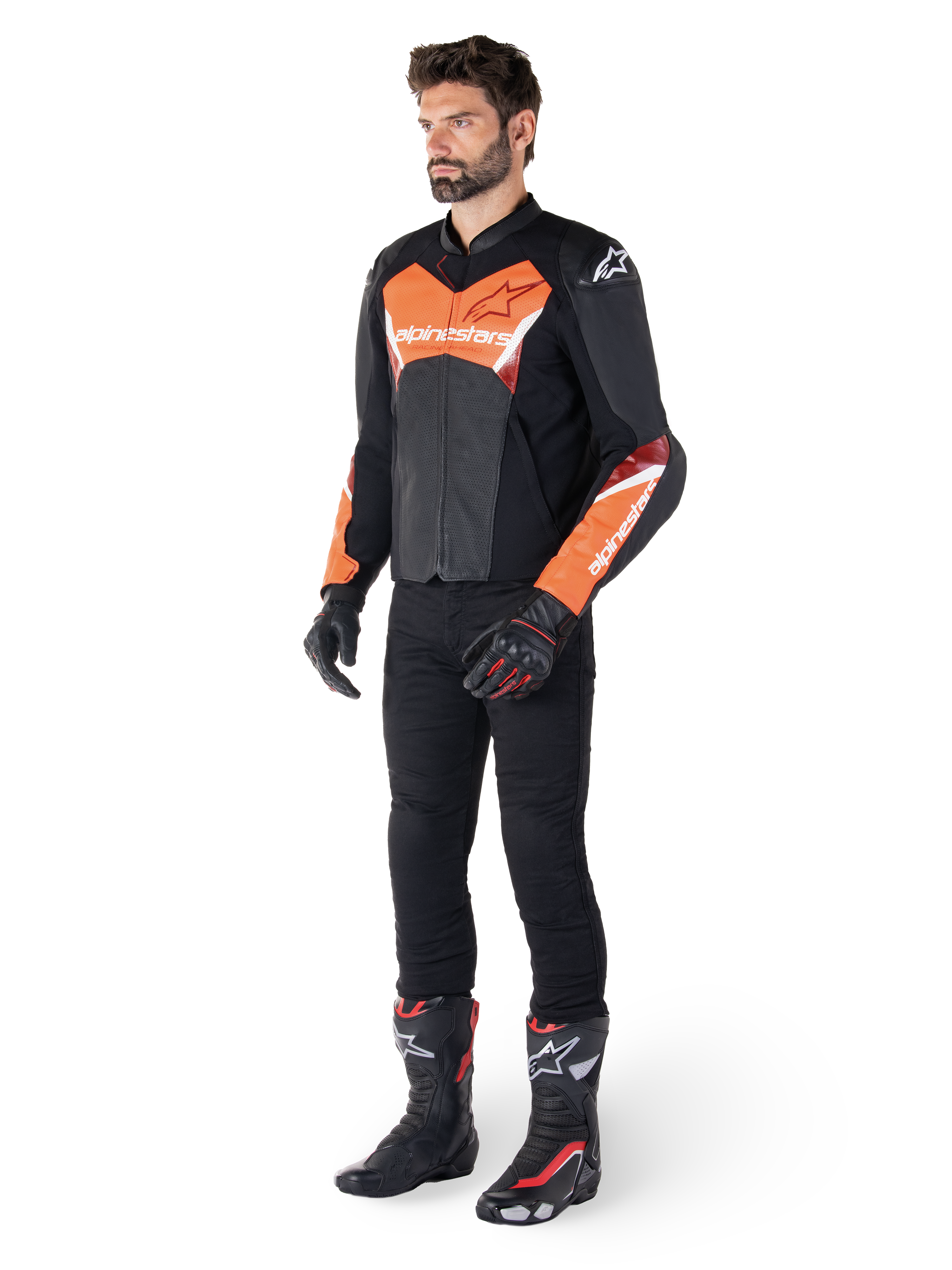 Veste en cuir Alpinestars Faster V3 Airflow, noir et rouge fluo, portée par un mannequin homme avec un pantalon de moto noir, des gants et des bottes de course, dotée d'un cuir perforé et d'une silhouette sportive.