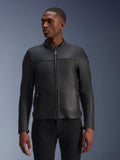 Veste en cuir Alpinestars Blacktrack, noire, veste de moto, portée par un mannequin, dotée d'une fermeture éclair frontale métallique, d'un col haut et de poches zippées, construction en cuir premium pour un look moderne et minimaliste