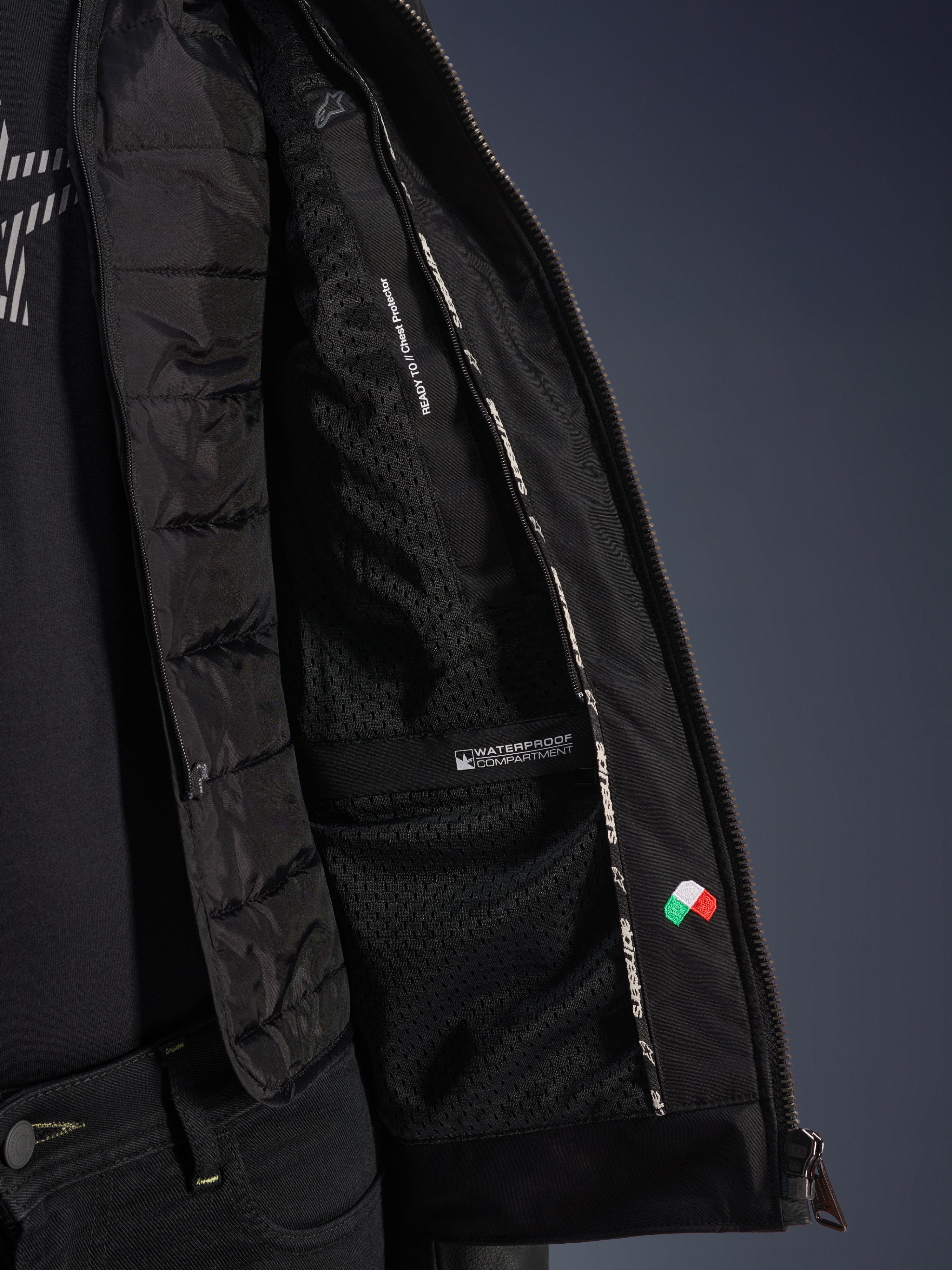 Vue intérieure de la veste en cuir Alpinestars Blacktrack en noir, avec gilet thermique matelassé amovible, compartiment interne imperméable et doublure en maille compatible avec une protection de poitrine