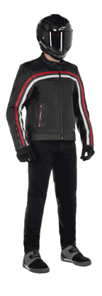 Blouson en cuir Alpinestars Dyno, veste de moto, noir avec des rayures Rouge Rubis et Écru, porté avec un casque en fibre de carbone noir et un pantalon noir, doté d'un design d'inspiration héritage en cuir de première qualité et d'une coupe régulière