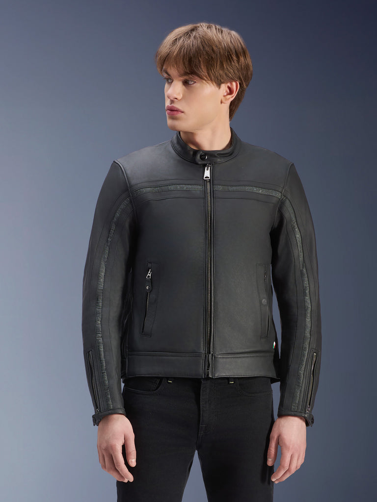 Blouson en cuir Alpinestars Dyno, noir, blouson de moto en cuir de bovin de qualité supérieure, porté par un mannequin avec un pantalon noir, design d'inspiration classique avec fermeture éclair centrale et col montant discret, vêtement de moto urbain contemporain.