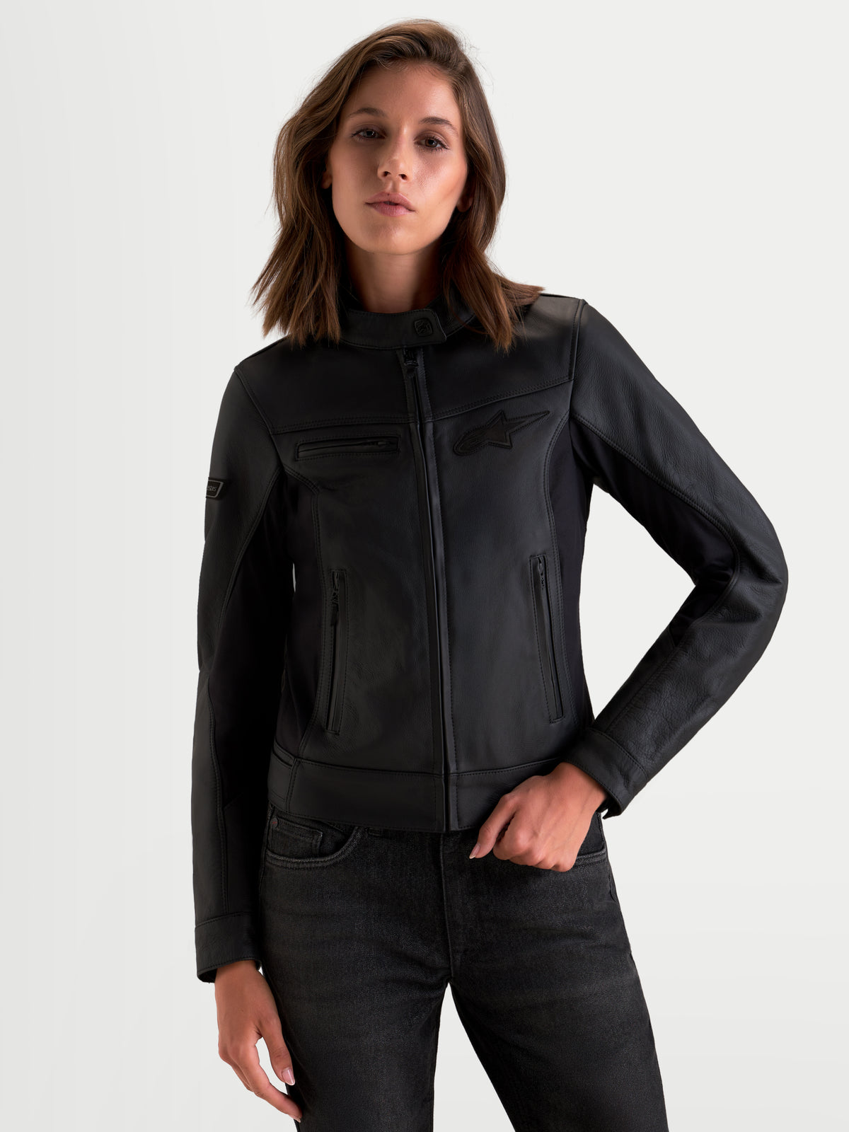 Alpinestars Stella Maver X Veste en cuir, blouson de moto urbain pour femme noir, vue de face sur un modèle portant un équipement en cuir de bovin avec des empiècements extensibles