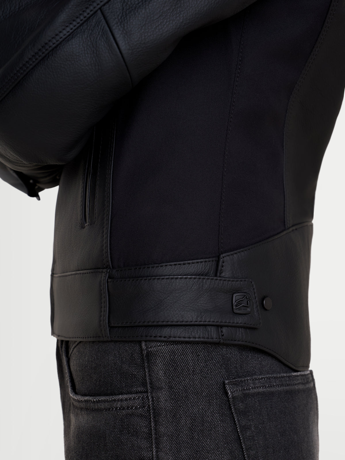 Alpinestars Stella Maver X Veste en cuir, veste de moto urbaine pour femme, noire, vue rapprochée de profil montrant la construction en cuir bovin et les empiècements extensibles avec patte de réglage à la taille