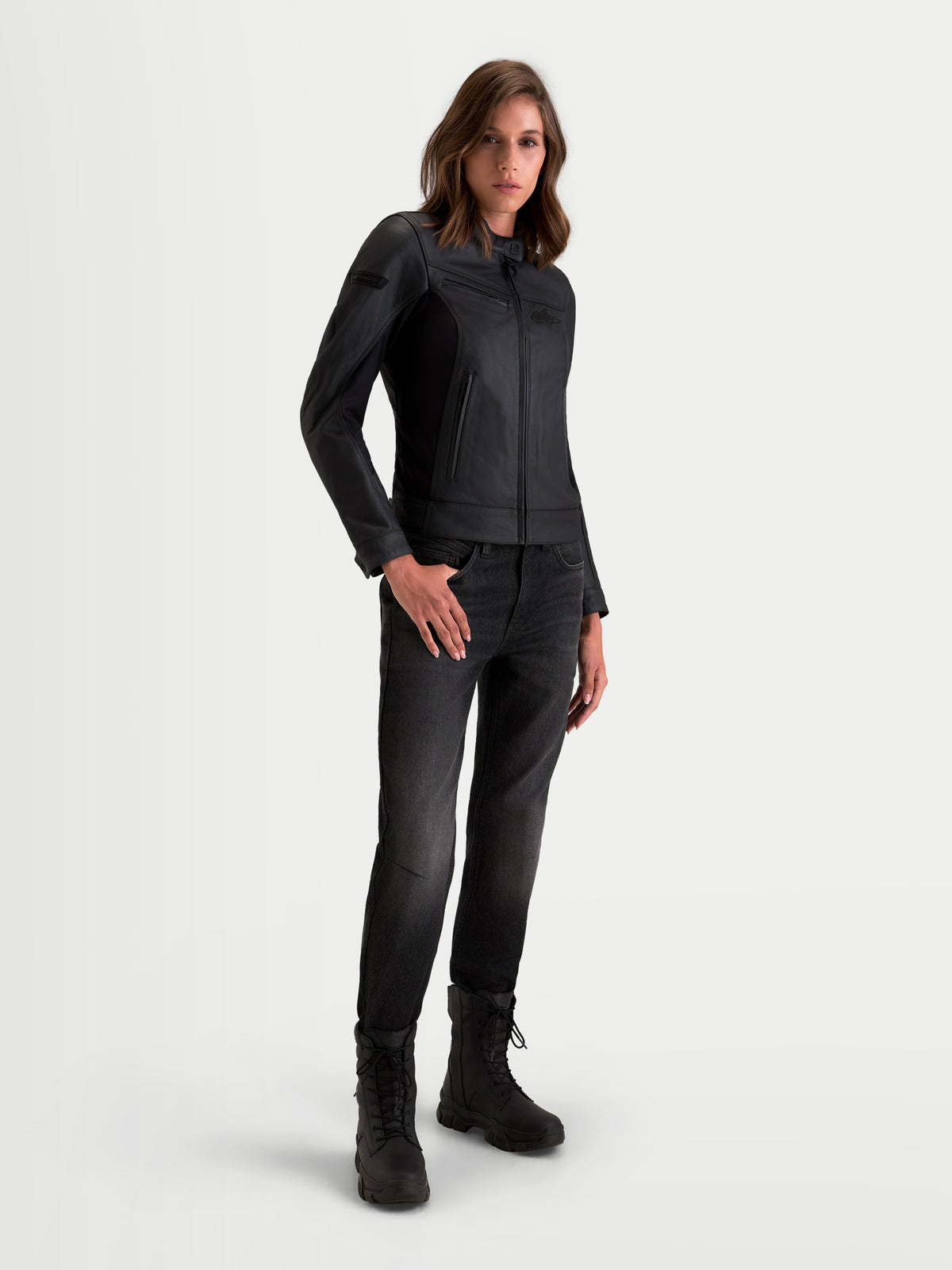 Alpinestars Stella Maver X Veste en cuir, veste de moto urbaine pour femme noire, confectionnée en cuir souple avec un style routier protecteur, portée par un modèle