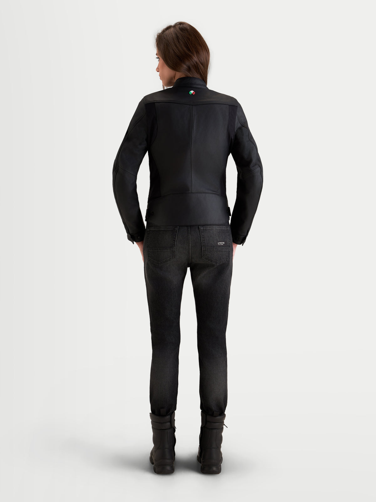 Alpinestars Stella Maver X Veste en cuir, blouson de moto urbain pour femme noir, vue de dos sur un modèle montrant la construction en cuir de bovin de qualité supérieure et la coupe ajustée