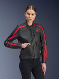Veste en cuir Stella Dyno Alpinestars, veste de moto pour femme, noir et rouge Haute, portée par un mannequin avec un jean noir, bandes de course rouges sur les épaules et les manches avec logo distinctif, conception en cuir haut de gamme, design d'inspiration vintage pour la conduite urbaine