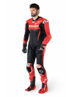 Alpinestars GP-R7, combinaison en cuir 1 pièce noire et rouge, cuir bovin perforé, compatible Tech-Air, sur mannequin.