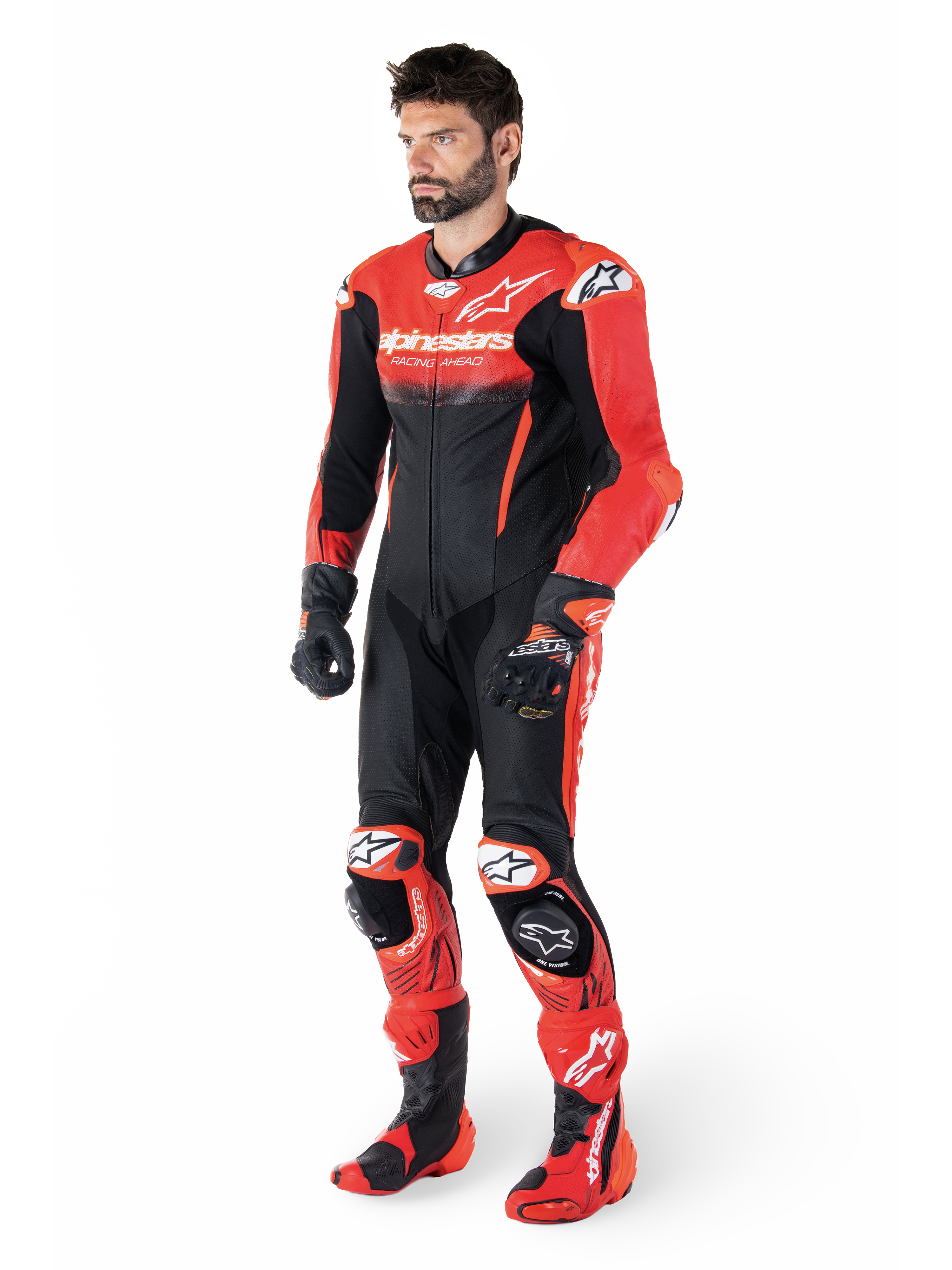 Alpinestars GP-R7, combinaison en cuir 1 pièce noire et rouge, cuir bovin perforé, compatible Tech-Air, sur mannequin.
