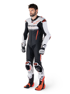 Alpinestars Combinaison En Cuir GP-R7 1 Pièce, combinaison de course moto pour homme, blanche et noire avec détails rouge fluo, certifiée CE AAA, portée par un mannequin avec gants et bottes assortis