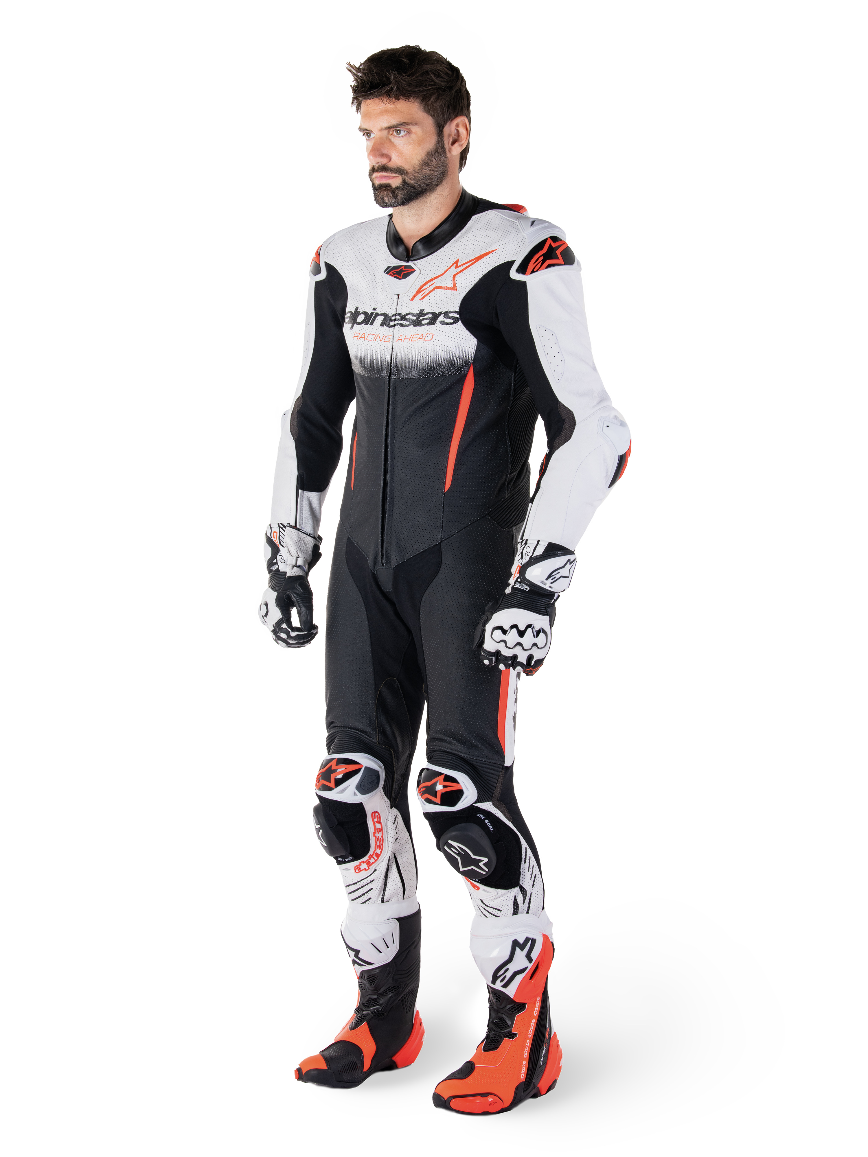 Alpinestars Combinaison En Cuir GP-R7 1 Pièce, combinaison de course moto pour homme, blanche et noire avec détails rouge fluo, certifiée CE AAA, portée par un mannequin avec gants et bottes assortis
