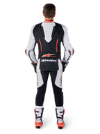 Combinaison en cuir Alpinestars GP-R7 1 Pièce, vue arrière sur mannequin, blanc et noir, bosse aérodynamique