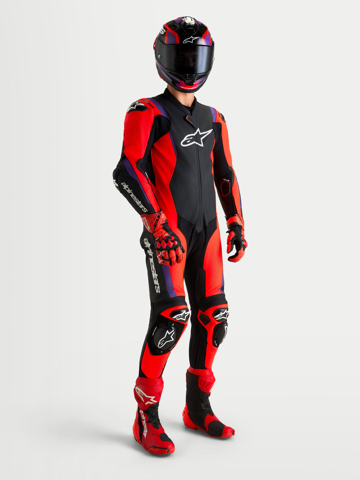 Alpinestars Missile V3 Leather Suit 1 Pc, combinaison en cuir pour moto racing, noire, rouge et violette, certifiée AAA avec armure DFS et empiècements ventilés, portée par un modèle