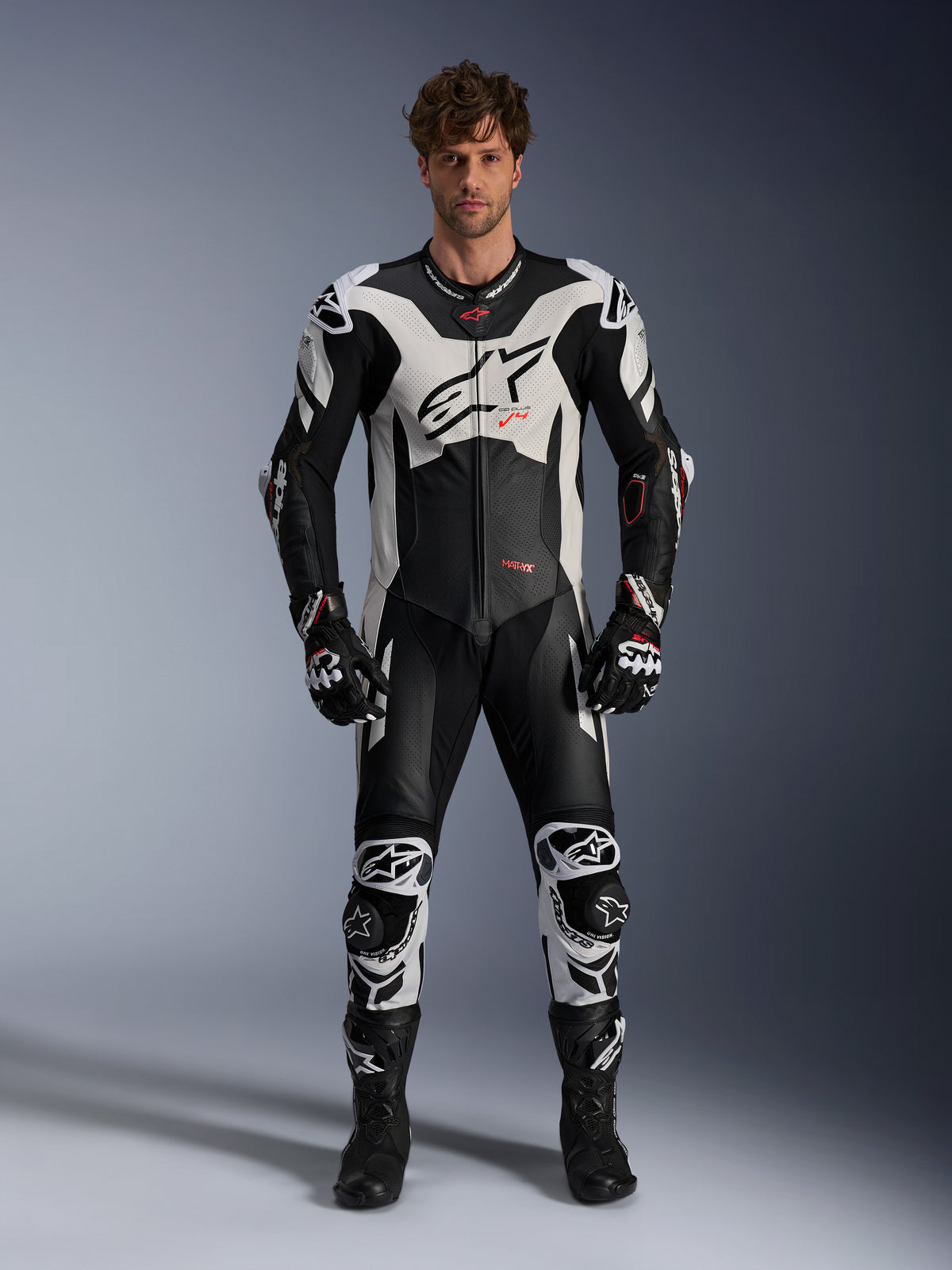 Alpinestars GP Plus V4 Sprint, combinaison en cuir une pièce pour course moto, homme, noire et blanche avec accents rouge fluo, portée par un mannequin.