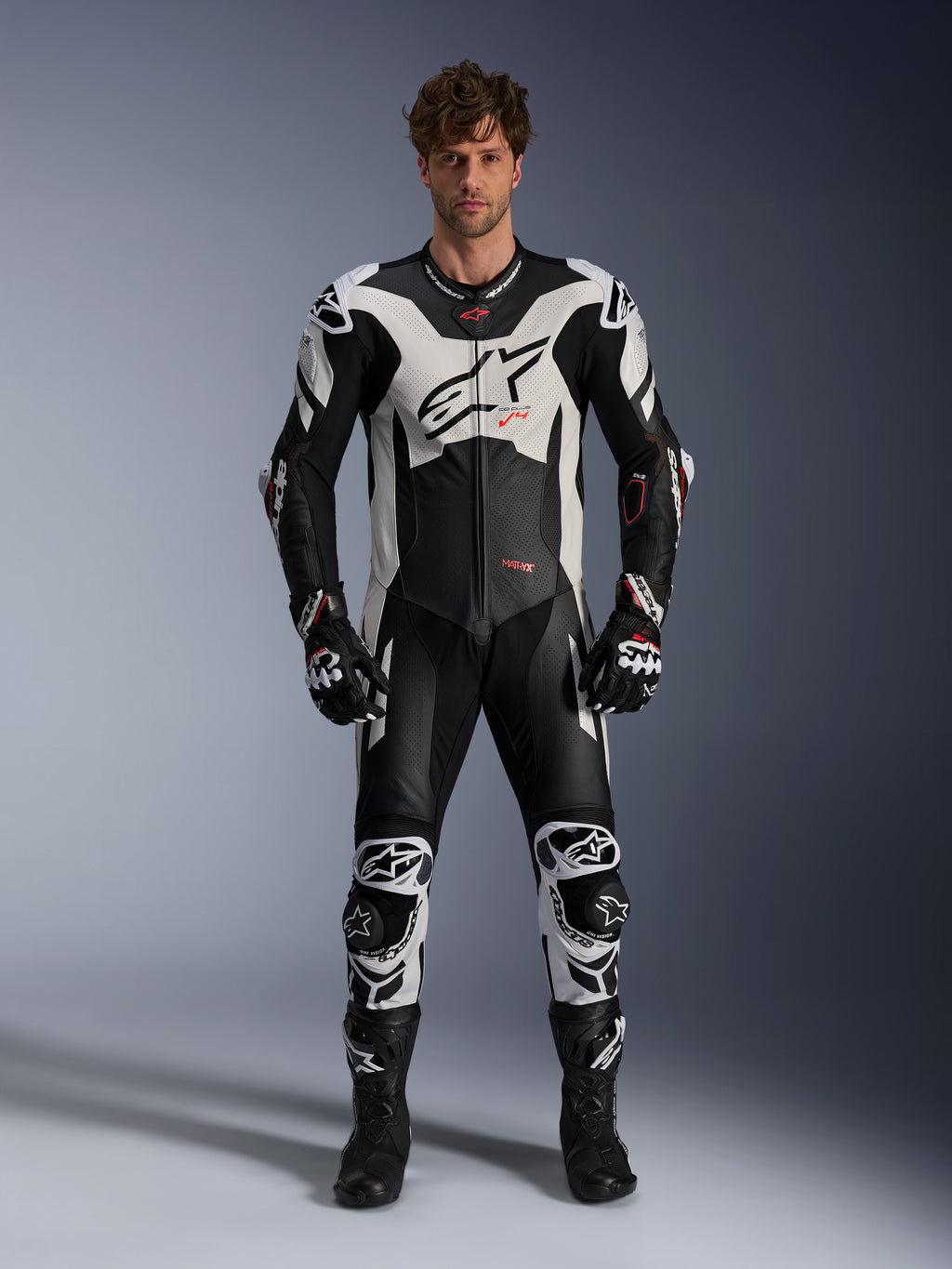 Alpinestars GP Plus V4 Sprint, combinaison en cuir une pièce pour course moto, homme, noire et blanche avec accents rouge fluo, portée par un mannequin.