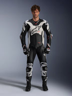 Alpinestars GP Plus V4 Sprint, combinaison en cuir une pièce pour course moto, homme, noire et blanche avec accents rouge fluo, portée par un mannequin.
