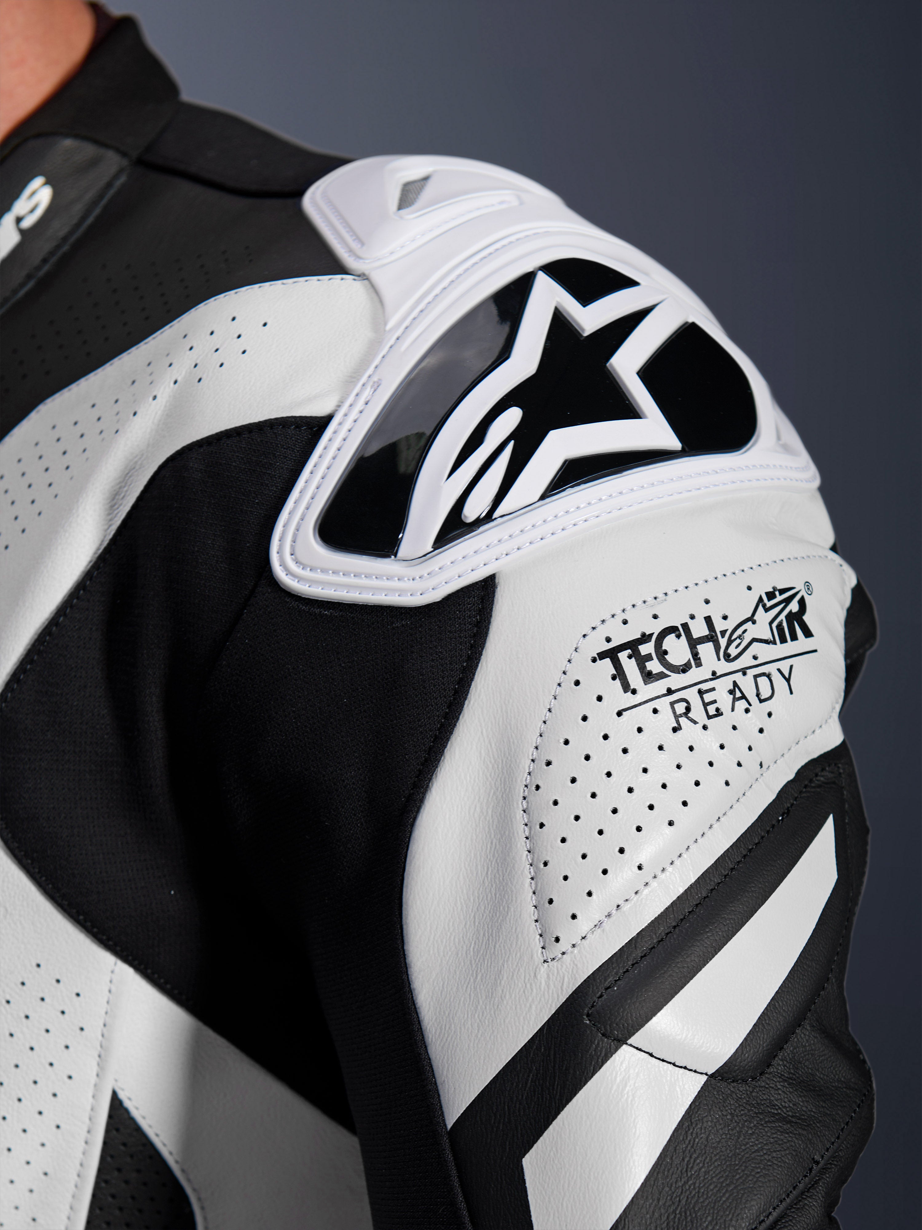 Alpinestars GP Plus V4 Sprint, combinaison en cuir de course noir et blanc, protection d'épaule et logo Tech-Air Ready.