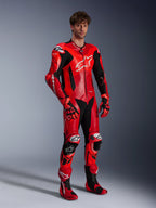 Alpinestars GP Plus V4 Sprint 1 Pièce, combinaison en cuir de course pour homme, rouge et blanche, Tech-Air® Ready, portée avec gants et bottes de moto assortis.