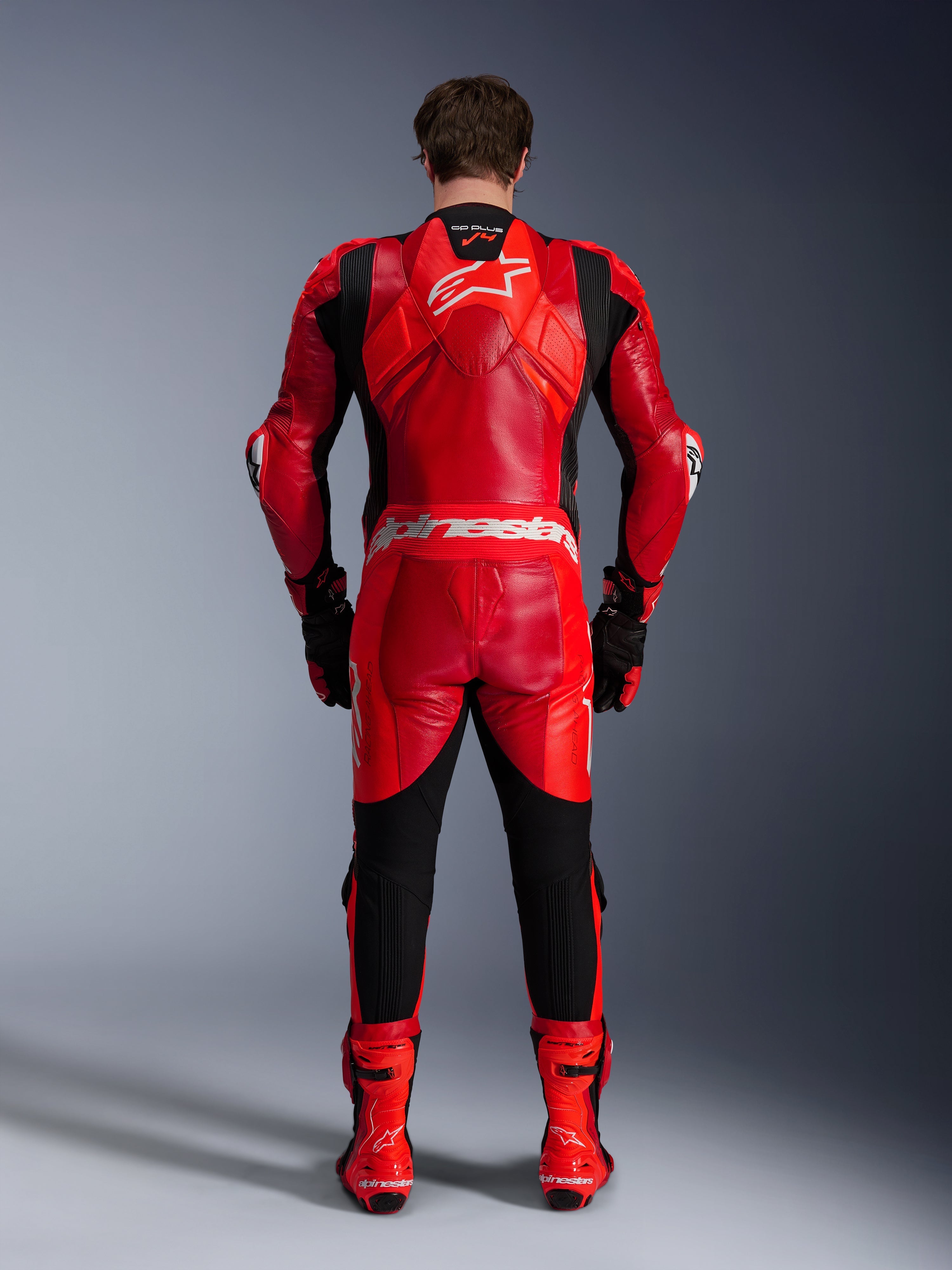 Combinaison en cuir Alpinestars GP Plus V4 Sprint 1 pièce, course moto rouge et noire, bosse aérodynamique, vue arrière.