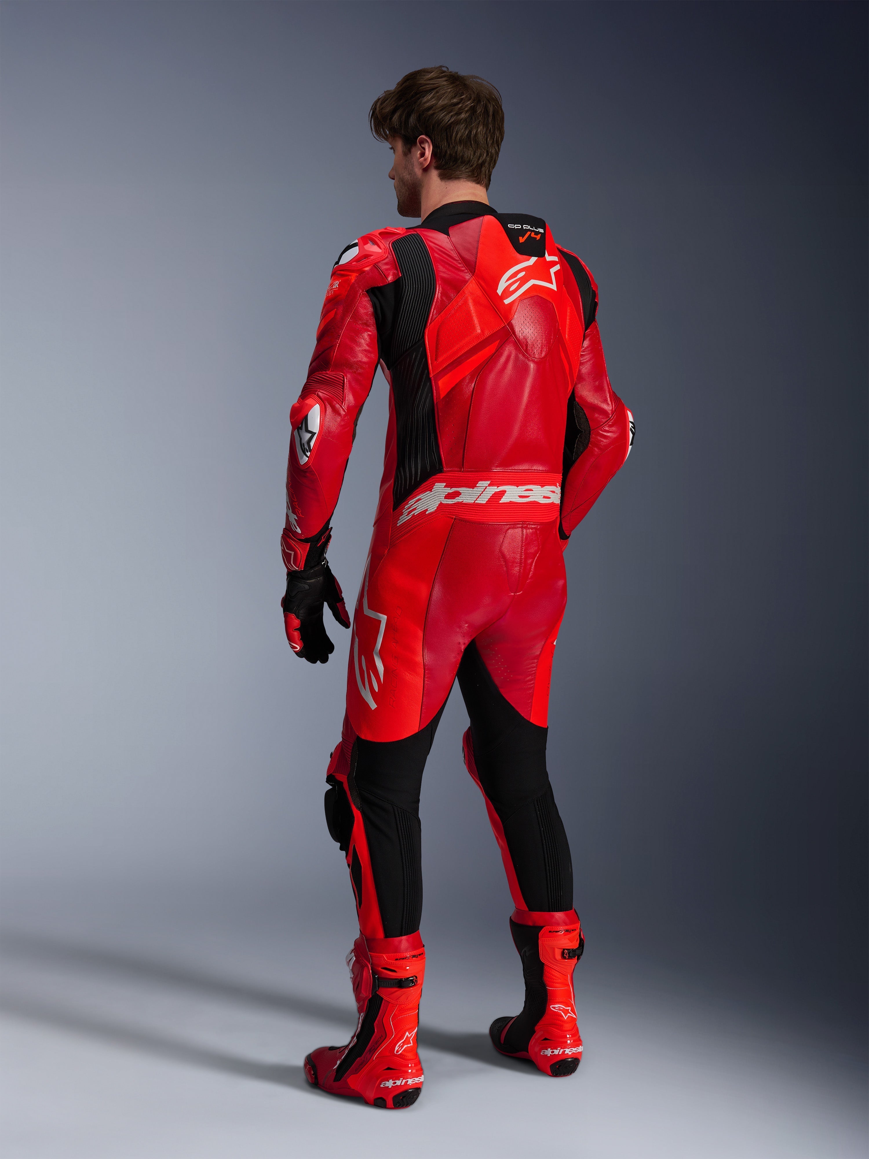Alpinestars GP Plus V4 Sprint, combinaison en cuir de course pour homme, rouge fluo et noire, Tech-Air Ready avec bosse aérodynamique, vue de dos