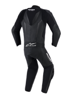 Combinaison en cuir Alpinestars GP Force V2 - 1 pièce, noire, vue arrière avec bosse aérodynamique, panneaux en cuir perforés et zones extensibles en accordéon sur les épaules et le bas du dos, logo Tech-Air Ready, équipement de pilotage professionnel pour piste et sport