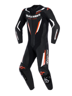 Combinaison en cuir Alpinestars GP Force V2, combinaison de course moto 1 pièce, noir, blanc et rouge fluo, avec panneaux en cuir perforé, détails blancs et rouge fluorescent, logos Alpinestars sur la poitrine et les manches, conception professionnelle adaptée à la piste.