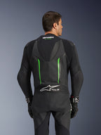 Alpinestars GP Force V2 Leather Suit - 1 pièce, noir et vert, vue arrière présentant la bosse aérodynamique, le marquage Tech-Air Ready, les zones en cuir perforé et les panneaux extensibles en accordéon pour la course moto