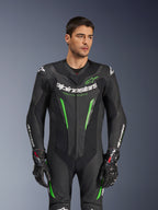 Combinaison en cuir Alpinestars GP Force V2 - 1 pièce, combinaison de moto noire et verte, portée par un mannequin, avec panneaux en cuir perforé, logo Alpinestars blanc sur la poitrine et les manches, et protection d'épaule intégrée pour la performance sur circuit.