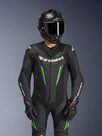 Combinaison en cuir Alpinestars GP Force V2 1 pièce, noir et vert, combinaison de course de moto portée avec un casque en fibre de carbone et des gants GP Pro, avec des accents vert lime et le marquage Alpinestars « Racing Ahead », conçue pour la performance sur piste