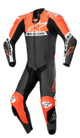 Combinaison en cuir 1 pièce Alpinestars Missile V2 Ward, combinaison de course moto professionnelle en noir, rouge fluo et blanc, avec un grand logo blanc sur la poitrine, des panneaux en cuir perforé, des zones d'étirement en accordéon sur les genoux et des sliders de protection intégrés pour la performance sur piste.