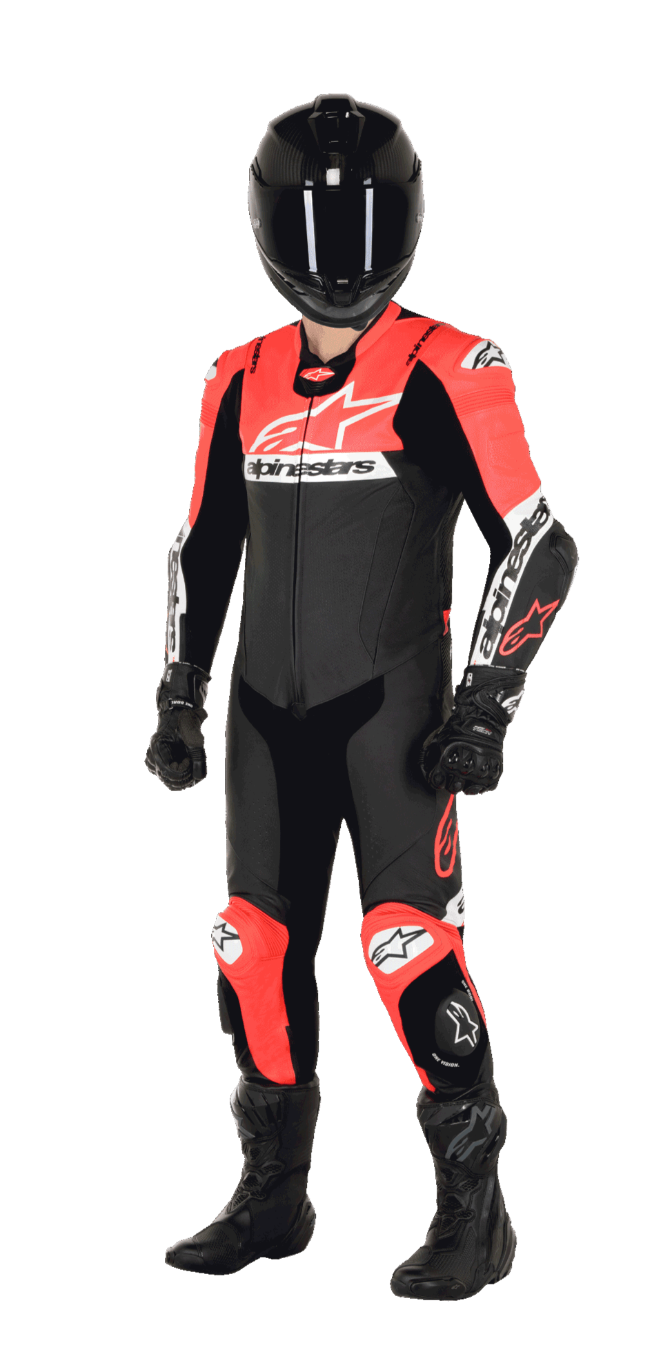 Pilote de moto portant la combinaison en cuir une pièce Alpinestars Missile V2 Ward, coloris Noir, Rouge Fluo et Blanc, complétée par un casque noir, des gants de course noirs et des bottes noires, conçue pour la course sur piste de haute performance