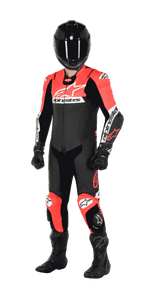 Pilote de moto portant la combinaison en cuir une pièce Alpinestars Missile V2 Ward, coloris Noir, Rouge Fluo et Blanc, complétée par un casque noir, des gants de course noirs et des bottes noires, conçue pour la course sur piste de haute performance