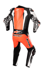 Combinaison en cuir une pièce Alpinestars Racing Absolute V2, vue de dos, rouge fluo, blanc et noir, avec bosse aérodynamique, marquage Tech-Air Ready et graphismes effet marbre sur les manches, équipement professionnel de course moto