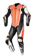 Alpinestars Racing Absolute V2, combinaison une pièce en cuir, rouge fluo, blanc et noir, avec panneaux perforés sur la poitrine, sliders externes DFS aux épaules et aux genoux, et détails graphiques sur les avant-bras, équipement de piste professionnel