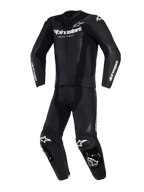 Combinaison en cuir 2 pièces Alpinestars GP Force V2, noir, vue de face, panneaux en cuir perforé, logos Alpinestars blancs sur la poitrine et les manches, sliders de genoux intégrés, équipement de performance pour circuit et conduite sportive