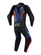 Alpinestars GP Force V2 Leather Suit 2-Piece, vue arrière, noir avec accents bleu et rouge fluo, combinaison de course moto professionnelle dotée d'une bosse aérodynamique, logo blanc Tech-Air Ready à la taille, panneaux en cuir perforé et zones extensibles en accordéon pour une mobilité accrue.