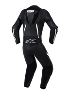 Alpinestars Stella GP-R7 pour femme, combinaison en cuir 2 pièces, vue arrière noire avec accents blancs, bosse aérodynamique intégrée, panneaux extensibles en accordéon aux épaules et au bas du dos, cuir perforé et logos Alpinestars.