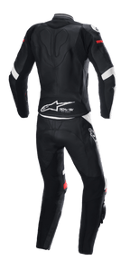 Combinaison en cuir 2 pièces Alpinestars Stella GP Plus, noir, blanc et rouge vif, vue arrière, avec marquage Tech-Air Ready et logo Alpinestars dans le bas du dos, combinaison de protection ergonomique avec panneaux extensibles pour la course moto.