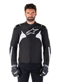 Alpinestars T-Jaws V4 Waterproof Jacket, noir et blanc, veste de moto sport en textile pour homme, logo étoile blanc sur la poitrine, accents blancs aux épaules et bandes blanches sur les avant-bras, col haut, coupe athlétique pour la route