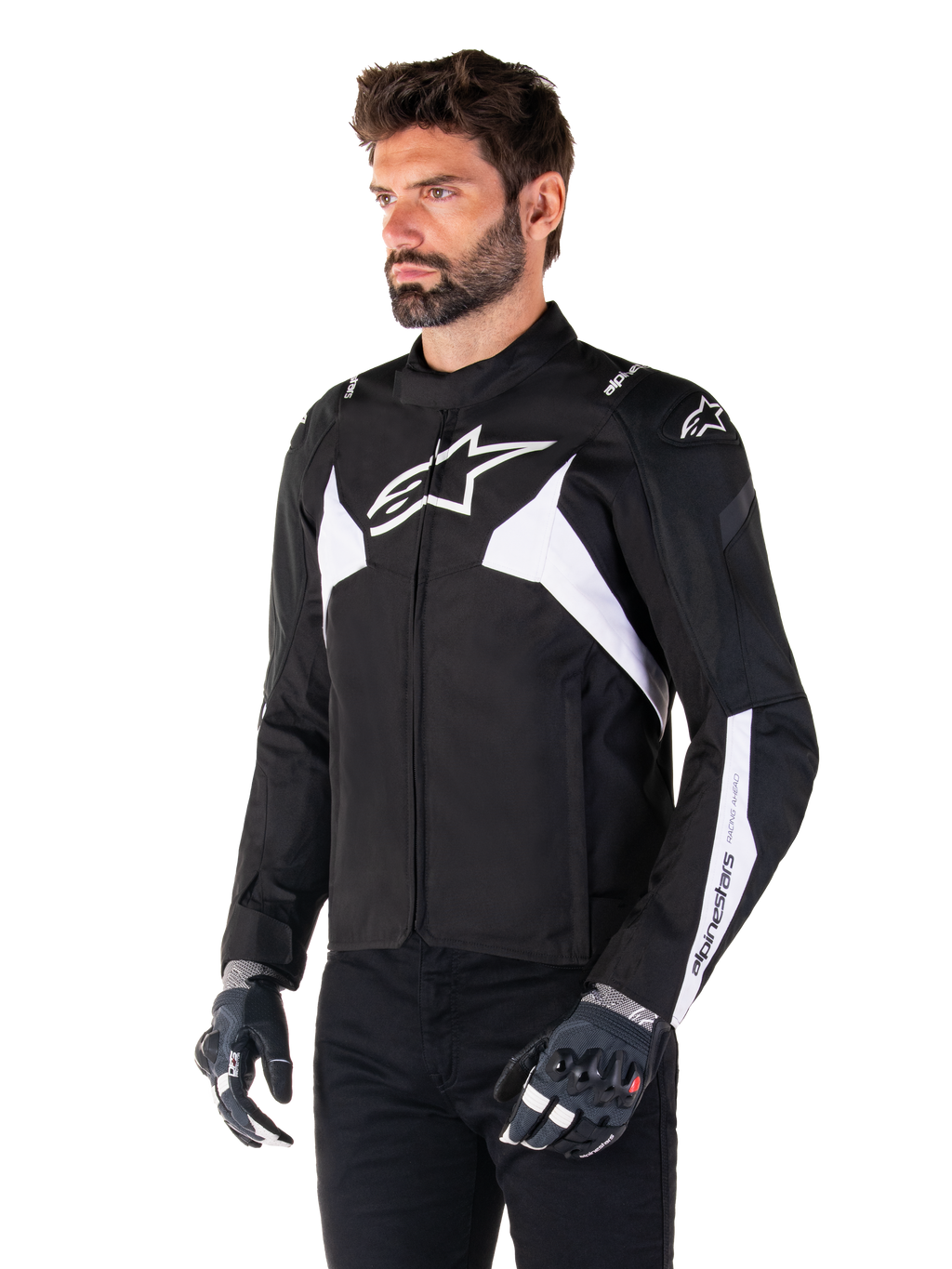 Veste imperméable Alpinestars T-Jaws V4, noir et blanc, portée par un mannequin avec des gants de moto, arborant des logos et des accents Alpinestars blancs proéminents, veste de moto en textile à coupe sport pour la route