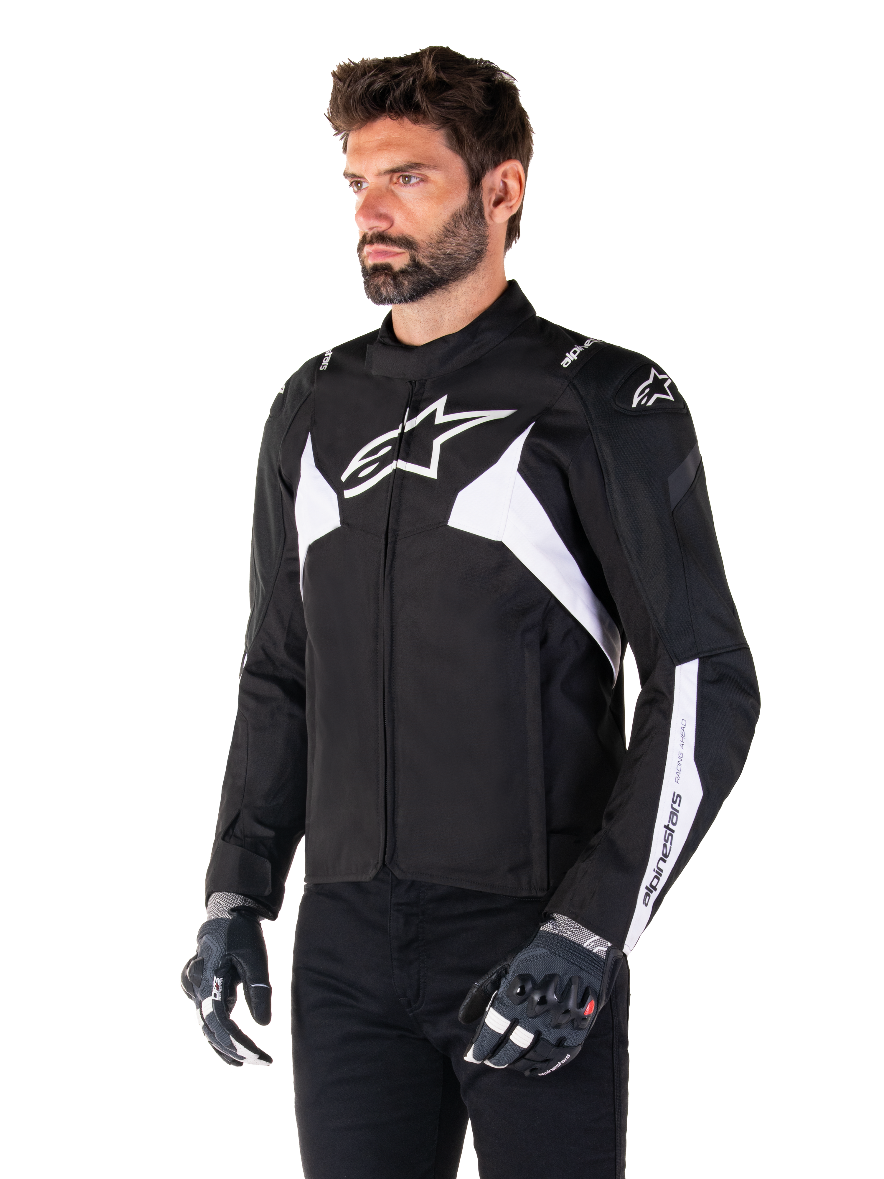 Veste imperméable Alpinestars T-Jaws V4, noir et blanc, portée par un mannequin avec des gants de moto, arborant des logos et des accents Alpinestars blancs proéminents, veste de moto en textile à coupe sport pour la route