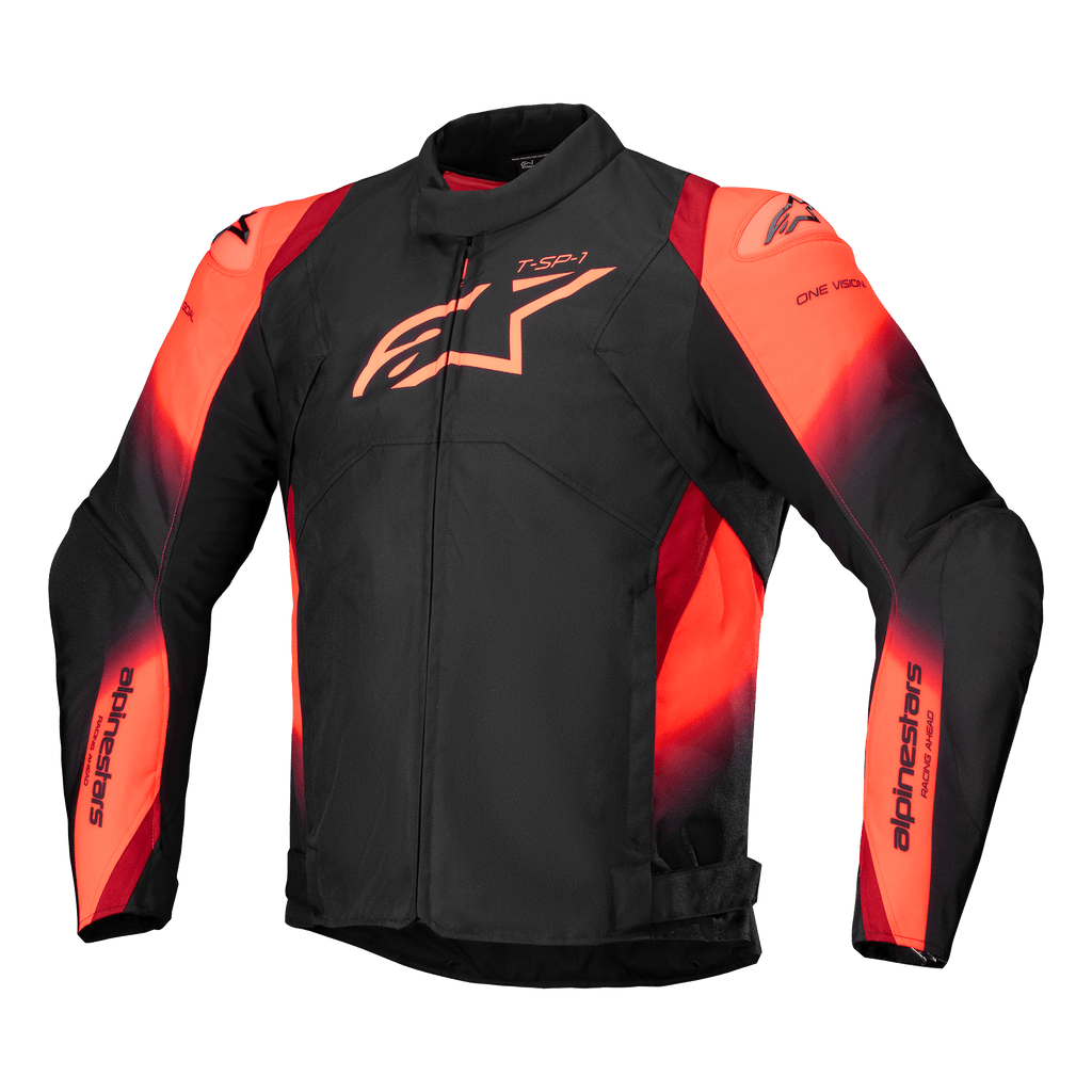 Alpinestars T-SP 1 V2 Waterproof Jacket, veste de moto, noir et rouge fluo, avec col haut et manches longues, logo Alpinestars proéminent sur la poitrine et marquage sur les manches, design textile sportif avec accents rouge orangé vifs, construction imperméable avec sliders d'épaules