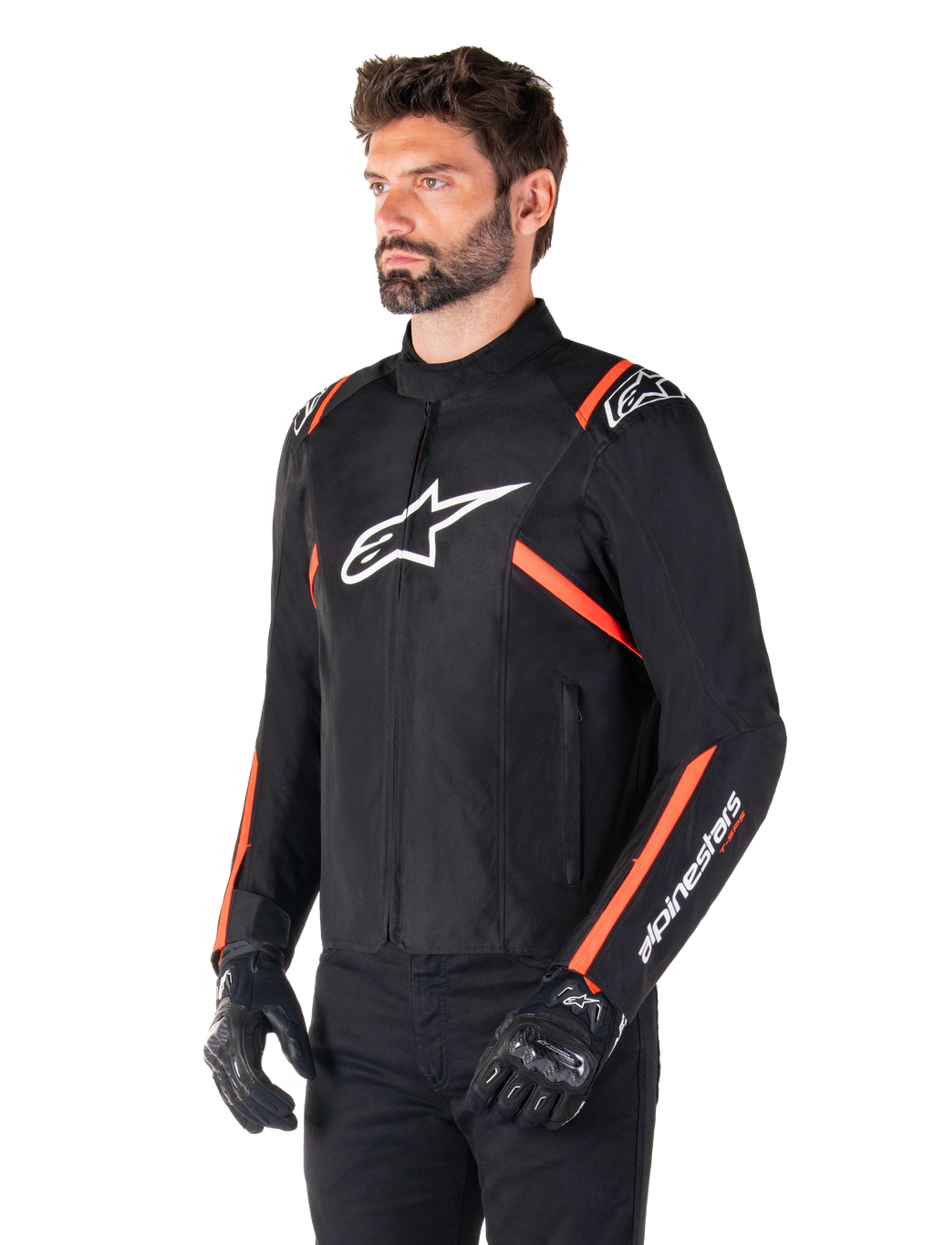 Veste imperméable Alpinestars T-SPS V2, noir, blanc et rouge fluo, portée par un mannequin homme avec des gants et un pantalon noirs, arborant un logo Alpinestars blanc sur la poitrine et des accents rouge fluo sur les épaules et les manches, design textile sportif